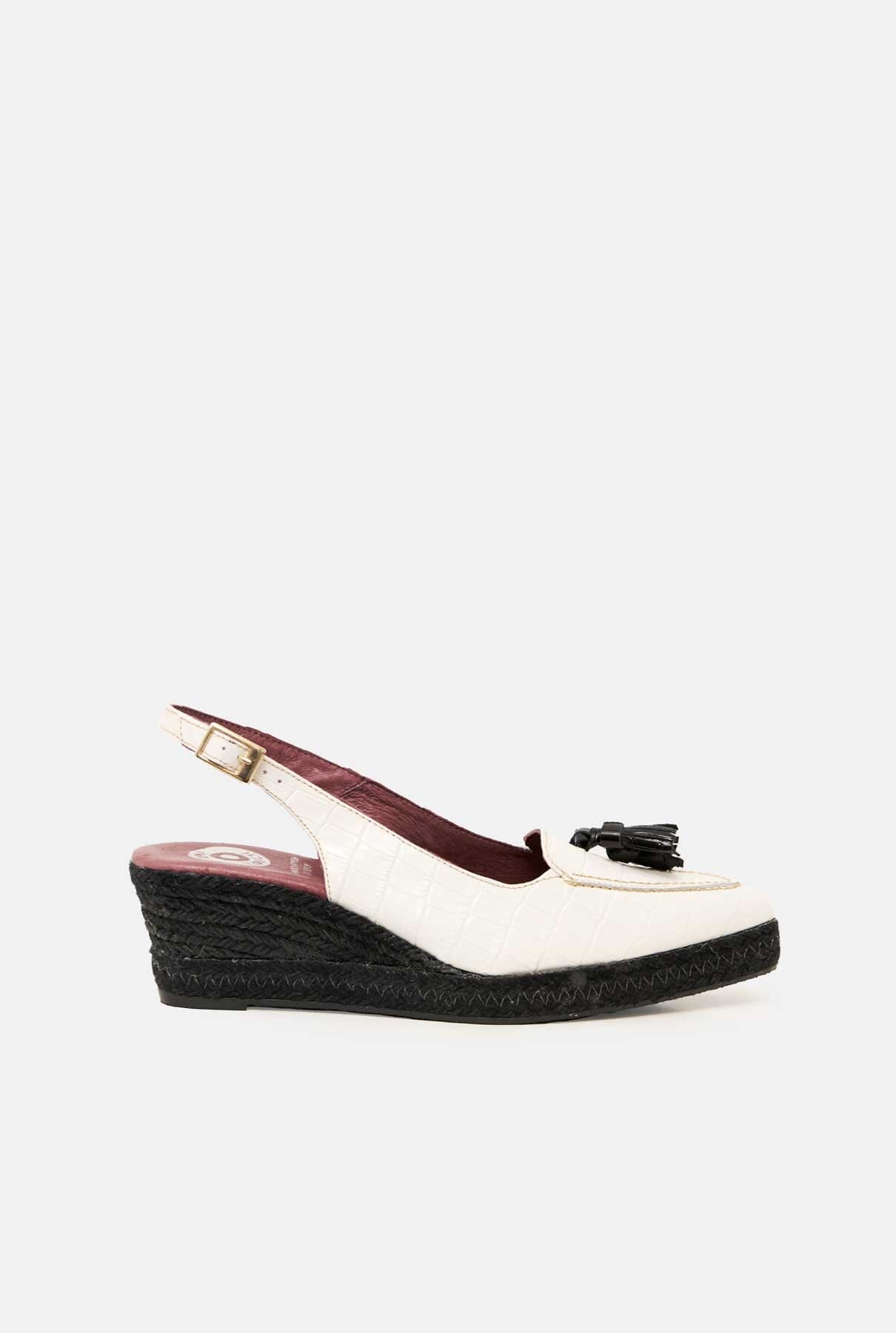 Mocasín de Piel Coco Blanco y Negro Borlas