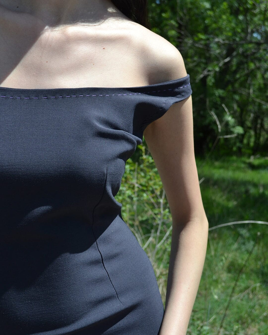 VESTIDO ESCOTE ABIERTO REDONDO GRIS OSCURO
