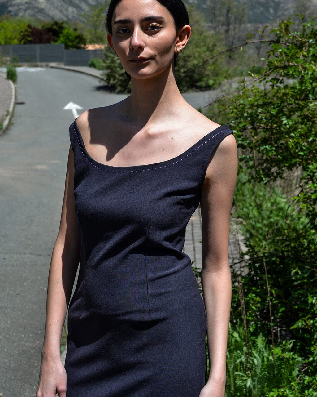 VESTIDO ESCOTE ABIERTO REDONDO GRIS OSCURO