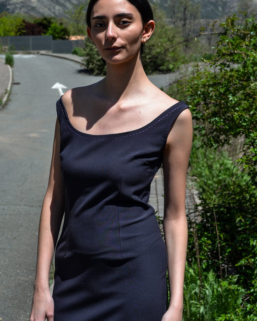 VESTIDO ESCOTE ABIERTO REDONDO GRIS OSCURO