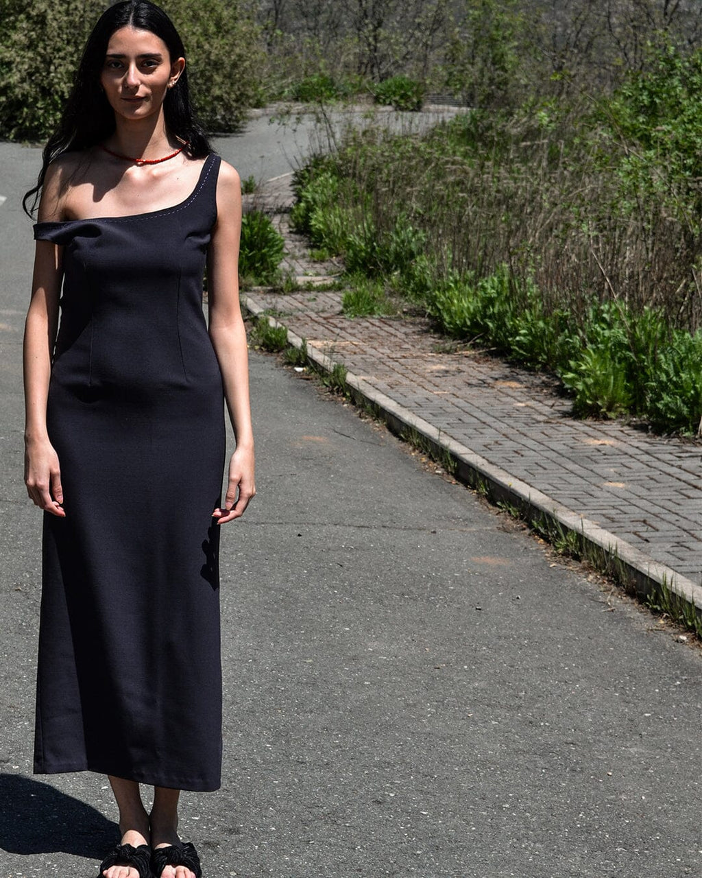 VESTIDO ESCOTE ABIERTO REDONDO GRIS OSCURO
