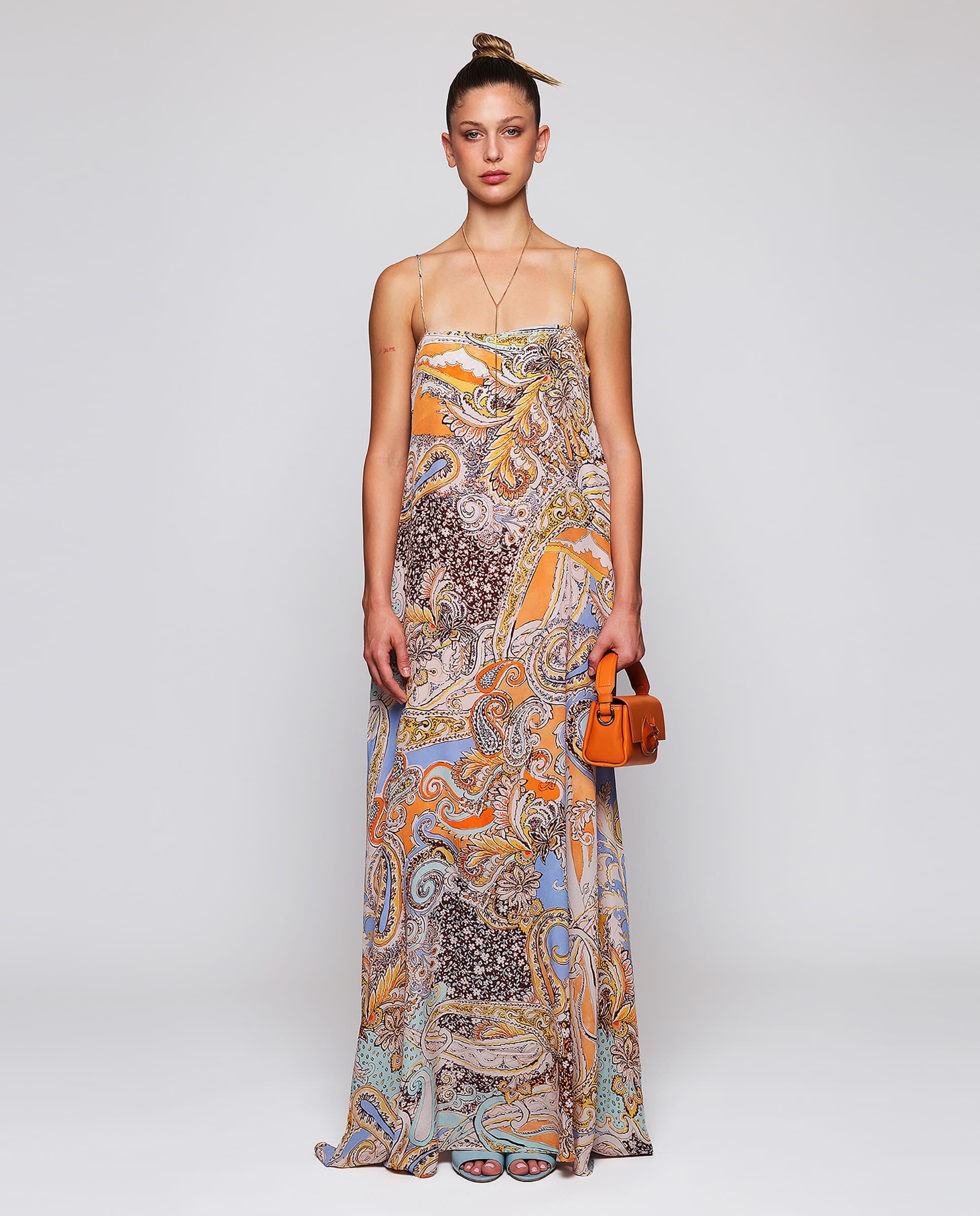 Vestido largo fluido estampado paisley.