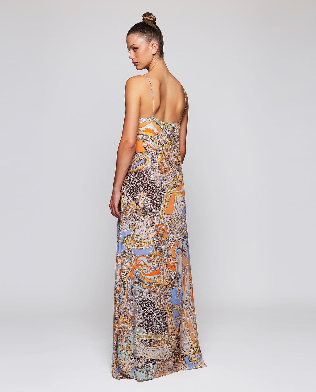 Vestido largo fluido estampado paisley.