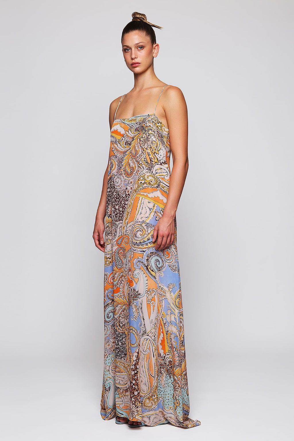 Vestido largo fluido estampado paisley.